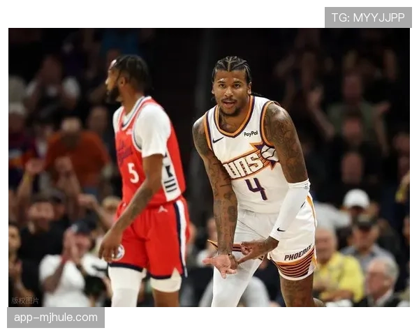 太阳布克与杰伦格林后场组合 进攻火力强劲但防守沟通存在漏洞 太阳布克与杰伦格林后场组合 进攻火力强劲但防守沟通存在漏洞